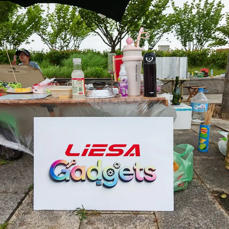 LIESA Gadgets organizira Team Building za kampiranje na prostem, da združi ekipo za globalno podjetje s čistilnimi napravami LIESA Gadgets organizira Team Building za kampiranje na prostem, da združi ekipo za globalno podjetje s čistilnimi napravami